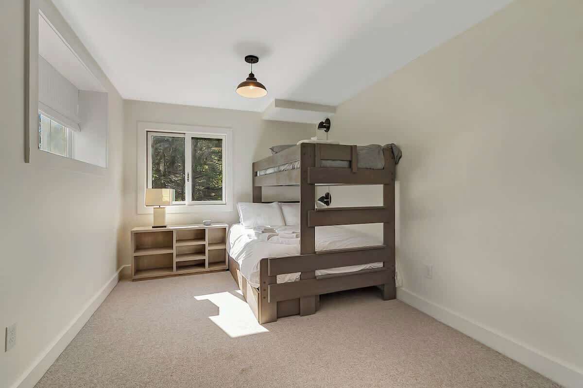 4 bedrooms, WiFi, bed sheets