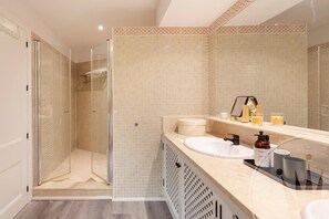 Shower, hair dryer, towels