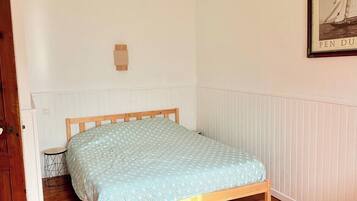 Travel crib, WiFi, bed sheets