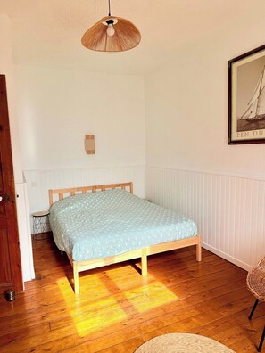 Cuna de viaje, wifi y ropa de cama 