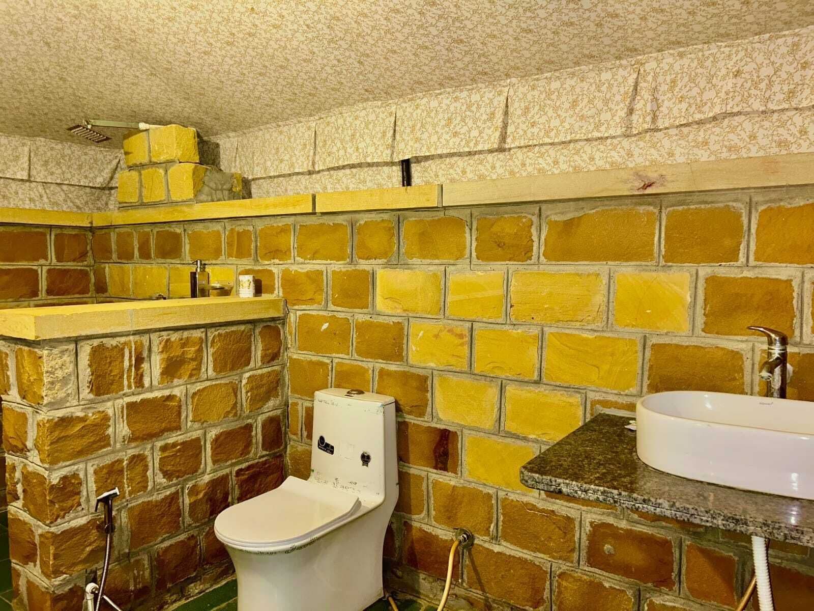 Un baño con inodoro, lavabo y ducha.