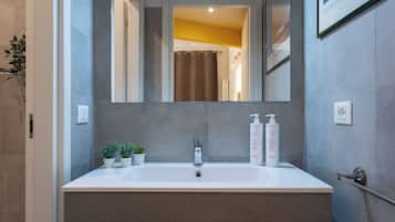 Estudio, 1 cama matrimonial, en el área del patio | Baño | Regadera, secadora de cabello, toallas, jabón