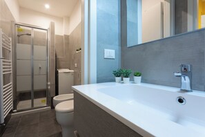 Studio, 1 parisänky, piha-alue | Kylpyhuone | Suihku, hiustenkuivaaja, pyyhkeet, saippua