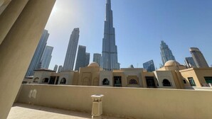 Uitzicht op de Burj Khalifa en omliggende wolkenkrabbers.