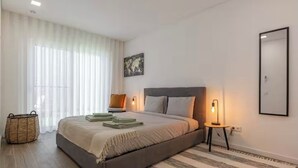 3 soverom, skrivebord, strykejern/-brett og reiseseng for barn