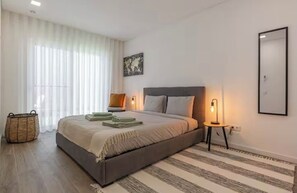 3 bedrooms, desk, iron/ironing board, travel crib