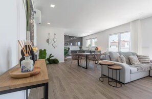 Smart TV, computer monitors