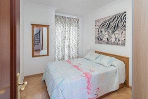 3 slaapkamers, een strijkplank/strijkijzer, gratis wifi, beddengoed