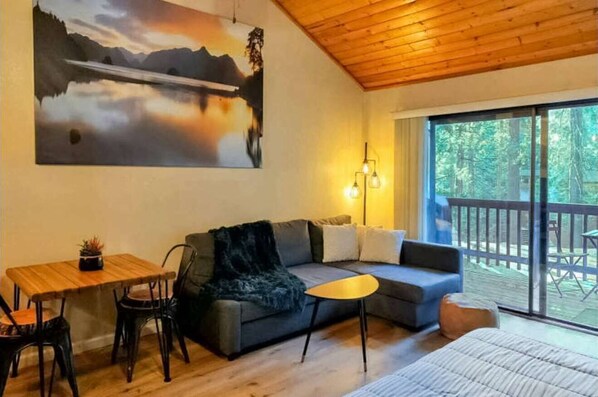 Fernseher, Kamin, Arbeitsbereiche