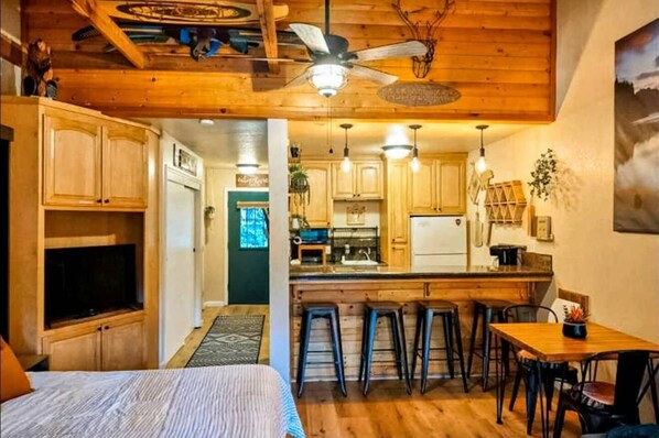 1 bedroom, desk, WiFi, bed sheets