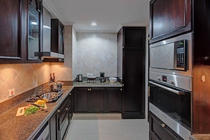 Apartamento, sacada, vista para a cidade | Cozinha privada