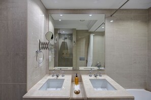 Apartamento, balcón, vistas a la ciudad | Baño | Zapatillas