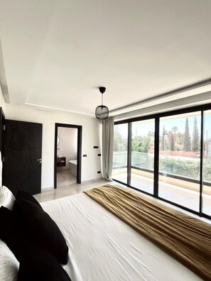 Cortinas blackout, tabla de planchar con plancha y wifi gratis 