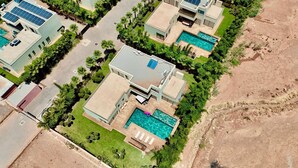 A modern residential area with multiple houses, each featuring a swimming pool and solar panels. - VILLA KECH (Marrakech)