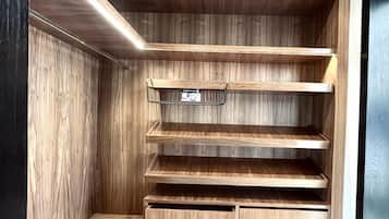 Villa Deluxe, vistas a la piscina | Baño | Artículos de higiene personal gratuitos, secador de pelo y toallas