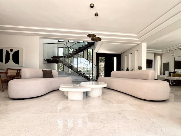 Villa Deluxe, vista a la alberca | Área de sala de estar