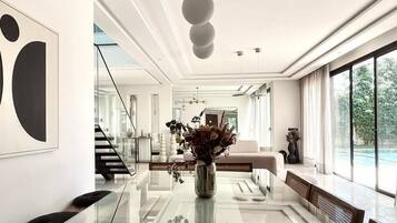 Deluxe-Villa, Poolblick | Wohnbereich | Flachbildfernseher