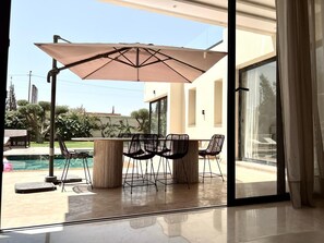 Deluxe-Villa, Poolblick | Wohnbereich