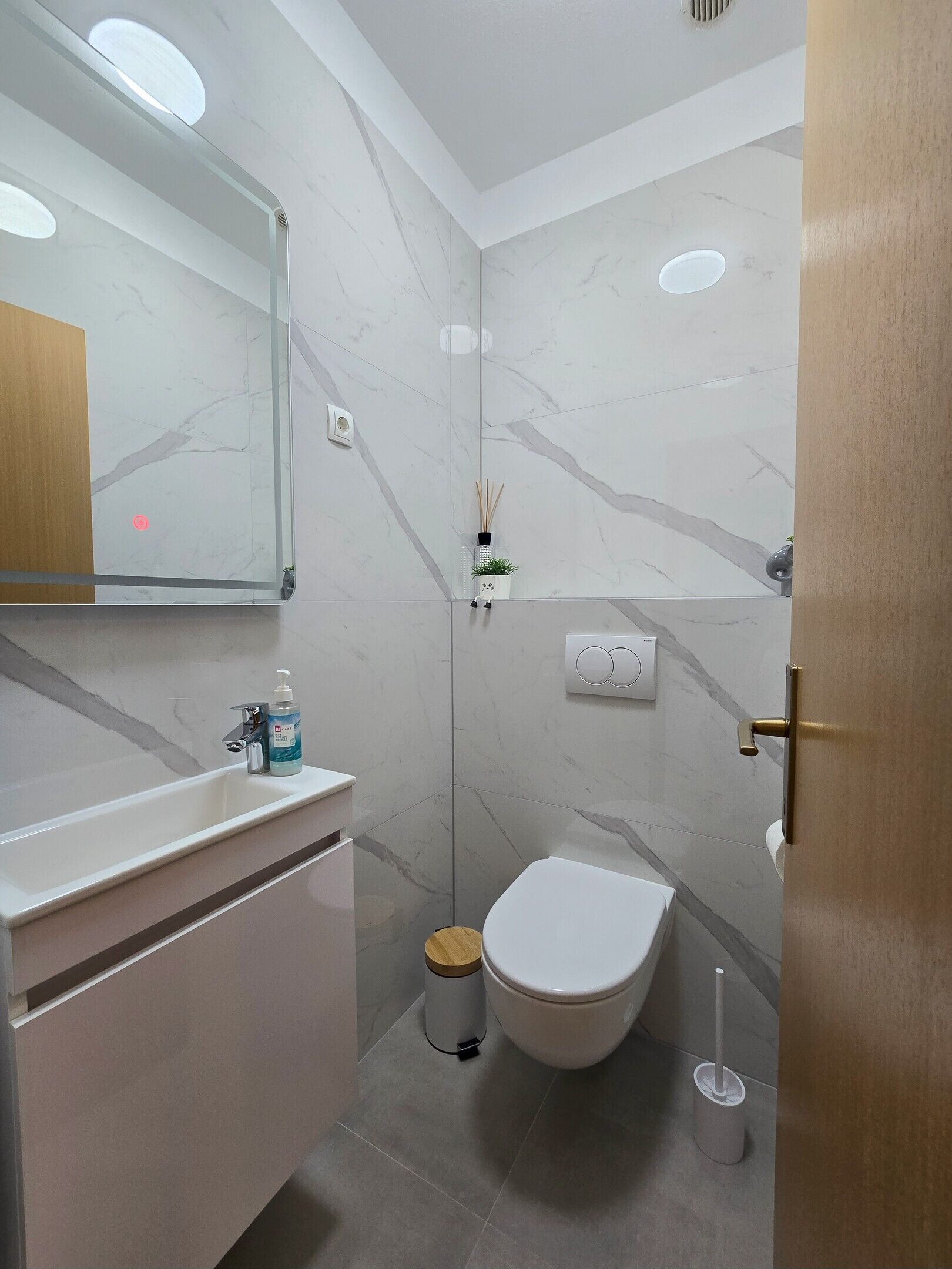 Regadera, secadora de cabello, toallas 