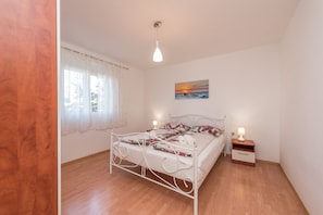 6 bedrooms, free WiFi, bed sheets - Holiday Home Lolita with pool (Bibinje)