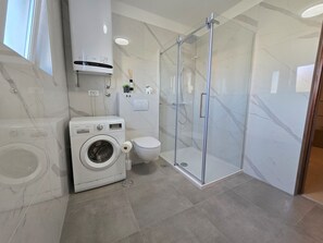 Dusche, Haartrockner, Handtücher