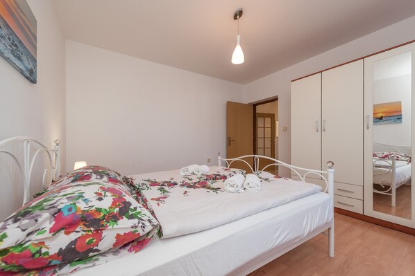 6 bedrooms, free WiFi, bed sheets