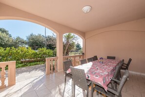 Outdoor dining - Holiday Home Lolita with pool (Bibinje)