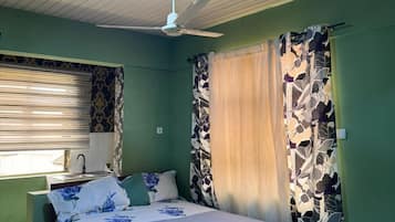 Habitación Confort, balcón | Escritorio y espacio para trabajar con laptop
