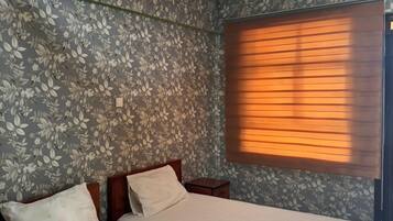 Standardzimmer, Balkon, Bergblick | Schreibtisch, laptopgeeigneter Arbeitsplatz