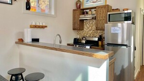Kaffetrakter/tekoker, kjøleskap, mikrobølgeovn og ovn