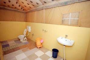 Douche, articles de toilette gratuits, serviettes fournies, savon