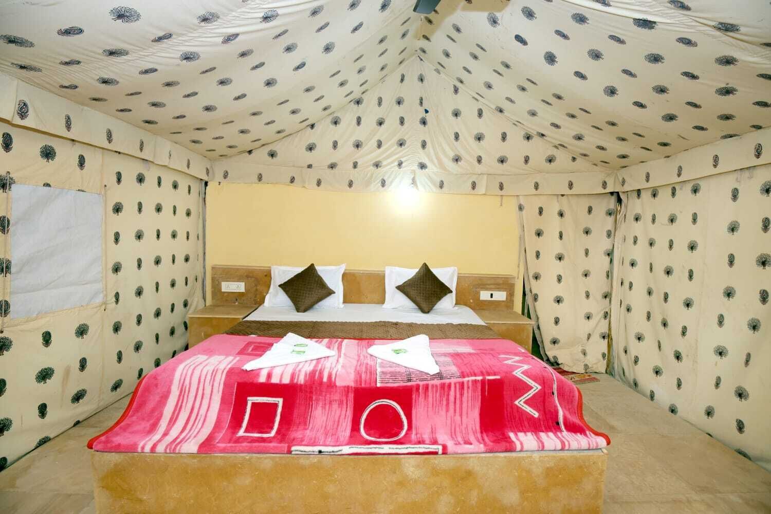 Deluxe tent | Een bureau, beddengoed