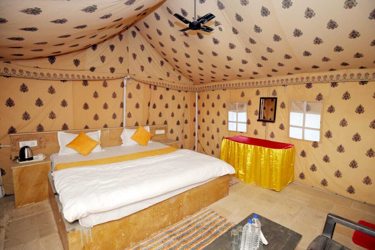 Luxe tent, veranda | Een bureau, beddengoed