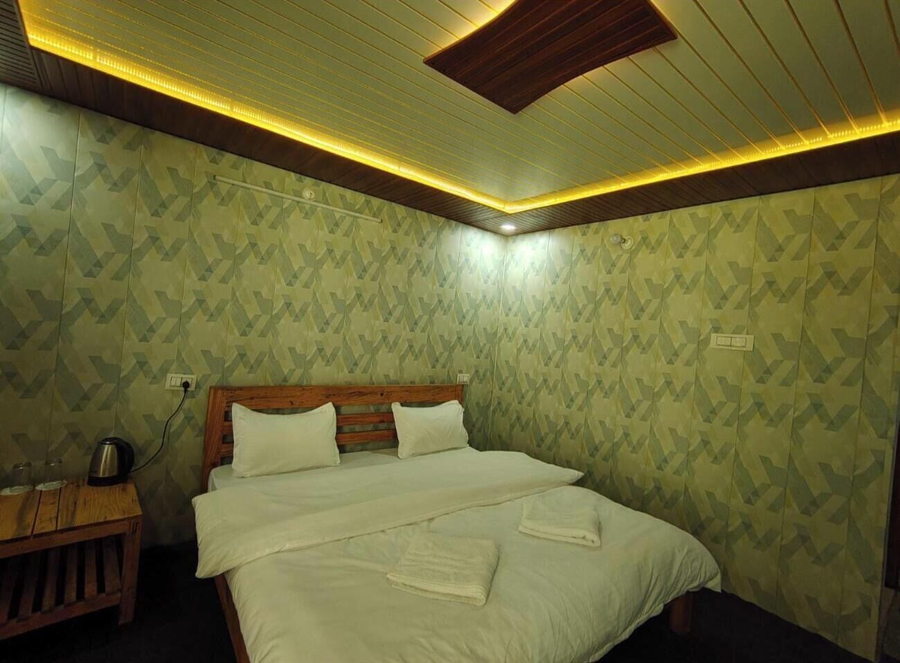 Escritorio, wifi gratis, ropa de cama