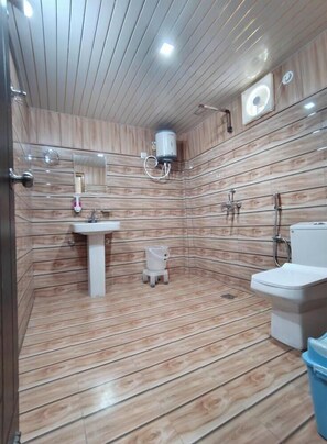 Shower, free toiletries, bathrobes, bidet - LeafWalk Resort (Rajgarhi)