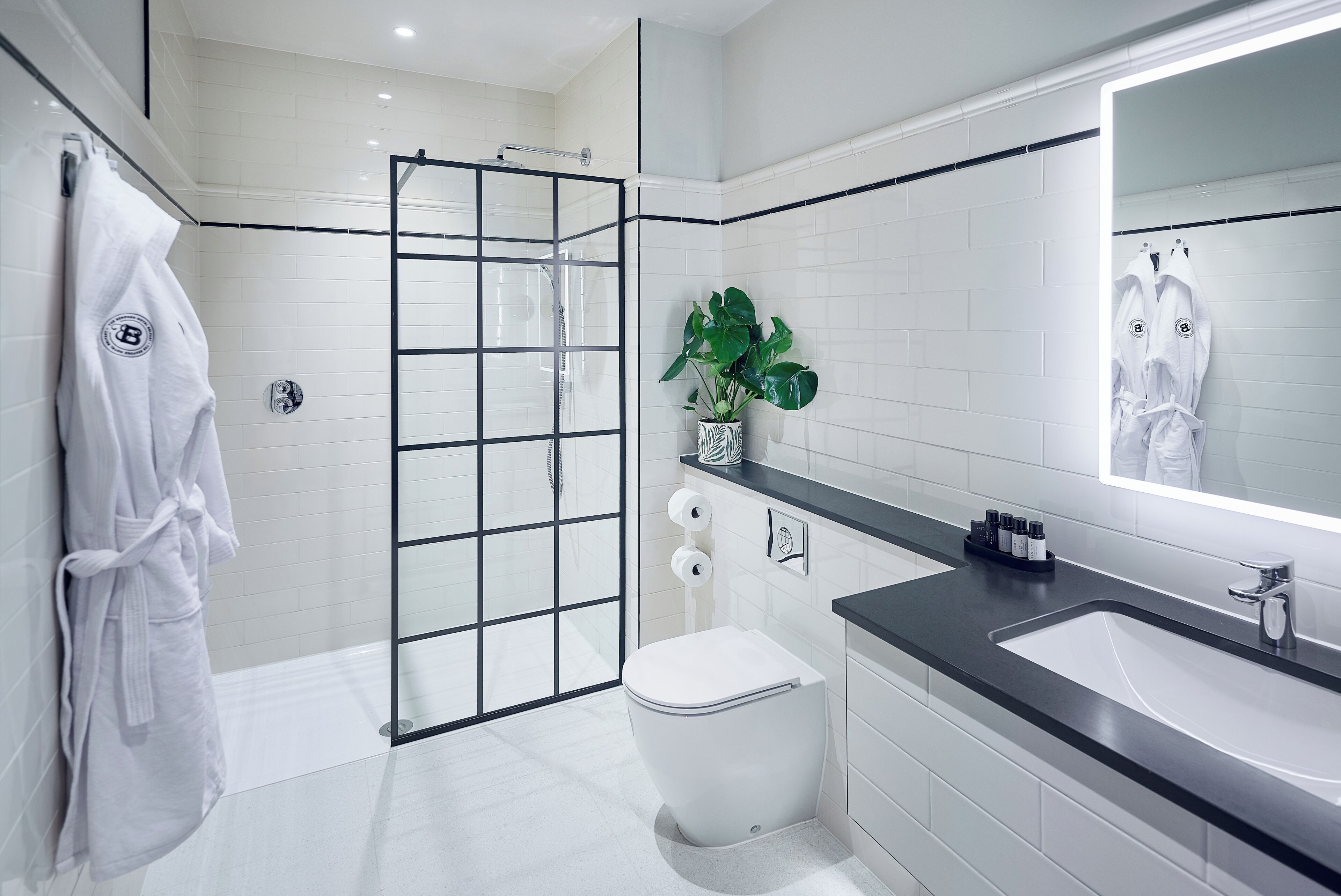 Executive Room, 1 King Bed | Bathroom | Designer toiletries, hair dryer, bathrobes, slippers