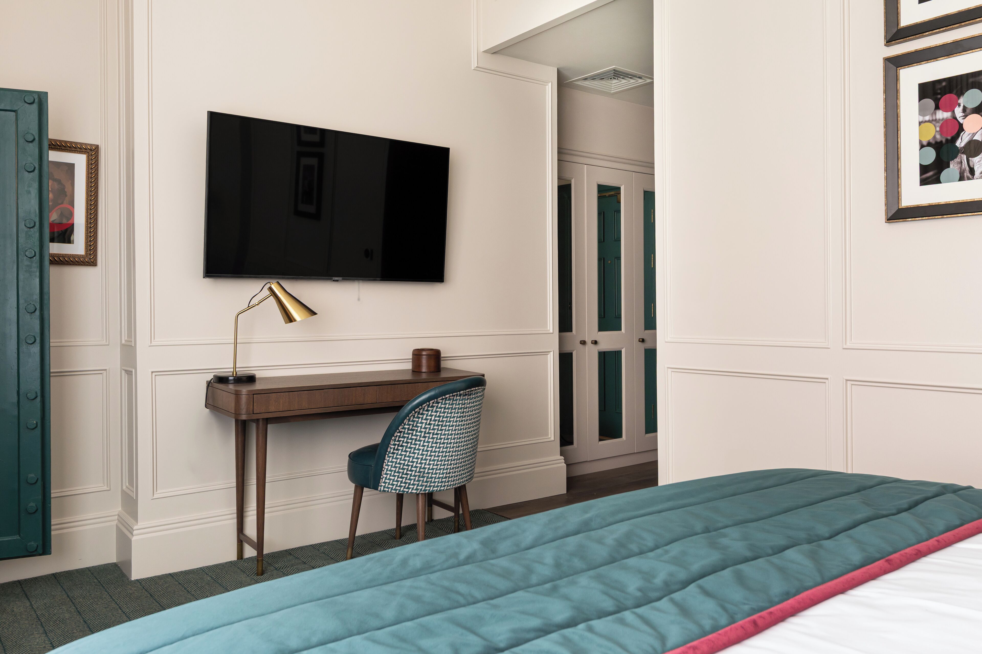 أغطية فراش متميزة وأسرّة بطبقة علوية مريحة وخزنة داخل الغرفة ومكتب