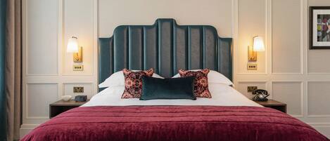 Sengetøy av topp kvalitet, senger med overmadrass og safe på rommet