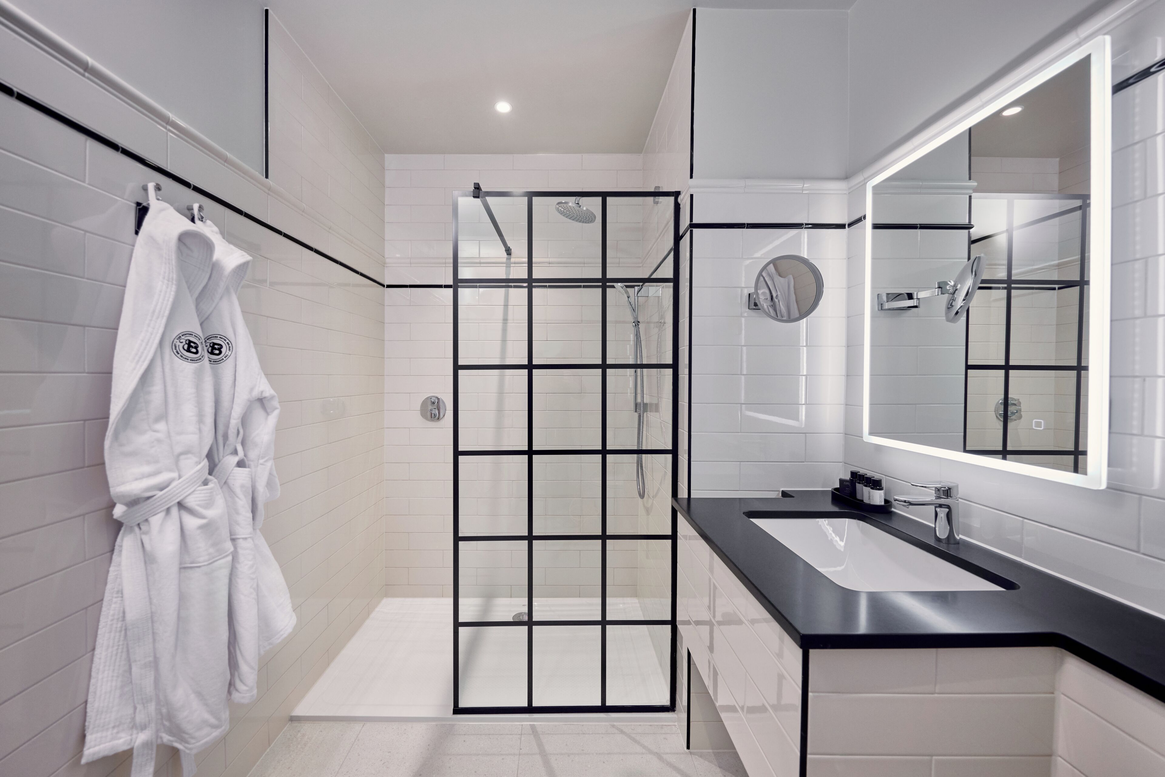 Executive Twin kamer | Badkamer | Designer toiletartikelen, een haardroger, badjassen, pantoffels