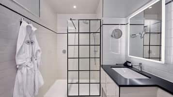 Executive Twin kamer | Badkamer | Designer toiletartikelen, een haardroger, badjassen, pantoffels