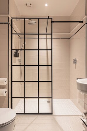 디럭스 더블룸, 킹사이즈침대 1개 | 욕실 | 고급 세면용품, 헤어드라이어, 목욕가운, 슬리퍼