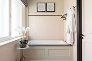 Secadora de cabello, batas, pantuflas, toallas