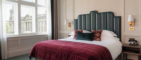 Executive Room, 1 King Bed | Premium bedding, pillowtop beds, in-room safe, desk