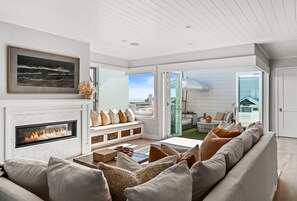 TV, offices - Manhattan Beach Luxury 4Bed | Walk to Pier | Sauna (Manhattan Beach)