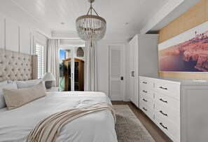 4 habitaciones, escritorio y tabla de planchar con plancha 