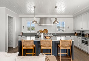 Fridge, microwave, oven, stovetop - Manhattan Beach Luxury 4Bed | Walk to Pier | Sauna (Manhattan Beach)