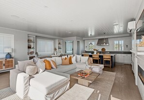 TV, offices - Manhattan Beach Luxury 4Bed | Walk to Pier | Sauna (Manhattan Beach)