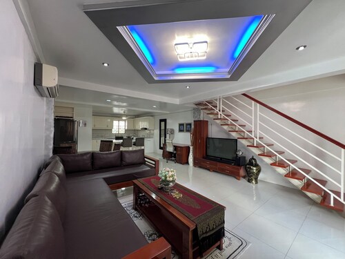 Spacious 2-bedroom condo with AC in Angeles near walking street