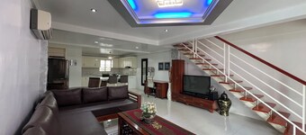 Spacious 2-bedroom condo with AC in Angeles near walking street