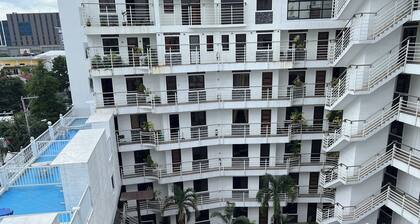 Spacious 2-bedroom condo with AC in Angeles near walking street